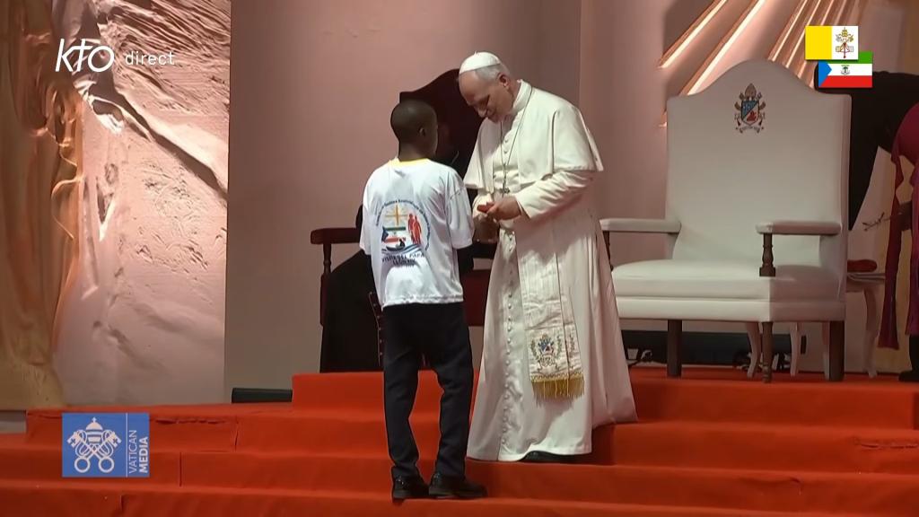 Rencontre du Pape avec les jeunes et les familles au stade de Bata #PapeenGuinéeÉquatoriale