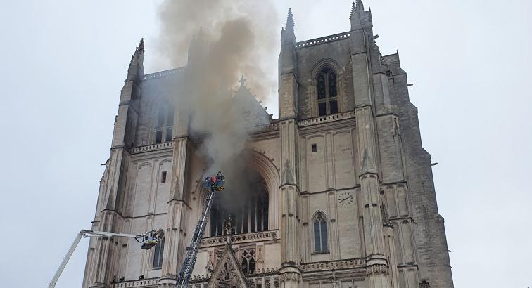Important incendie à la Cathédrale de Nantes