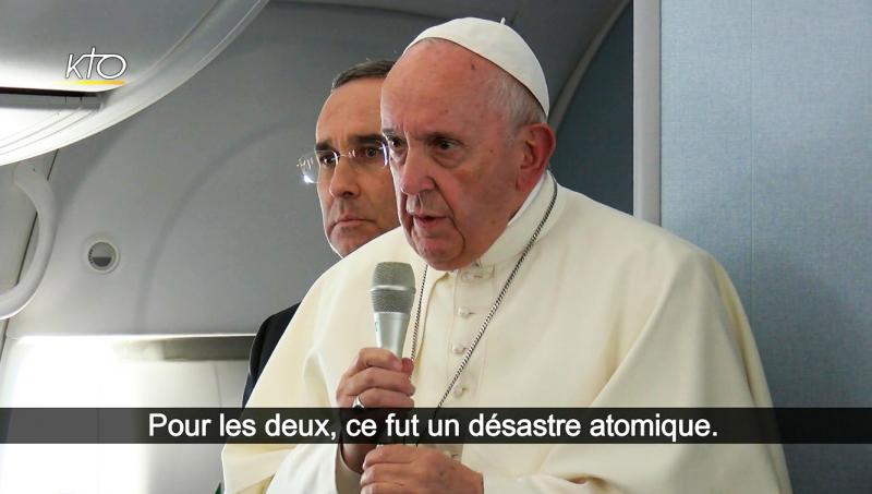 Conférence de presse du pape François dans l'avion de retour du Japon