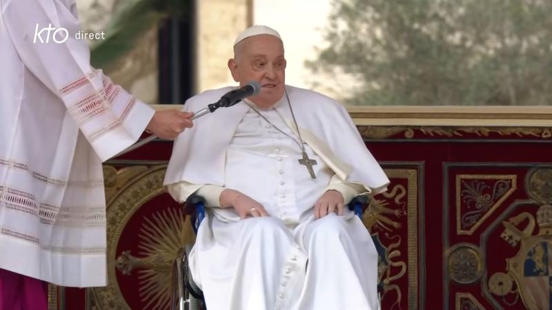 Le pape François fait une apparition place Saint-Pierre pour souhaiter une « bonne Semaine sainte »